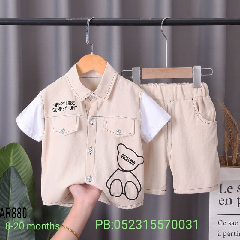Cute Bear Print Casual Summer Set (ক্রিম/বেইজ রঙের "HAPPY 1885 SUMMEY DAY" লেখা ও বিয়ার/ভাল্লুক আর্টযুক্ত বোতাম-ডাউন কলার শার্ট এবং ম্যাচিং শর্টস প্যান্টের ক্যাজুয়াল সামার সেট)